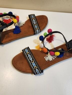 Muk Luks Boho Pom-Pom Tassel Flat Sandals - Black Strap, Brown Footbed Sz 39